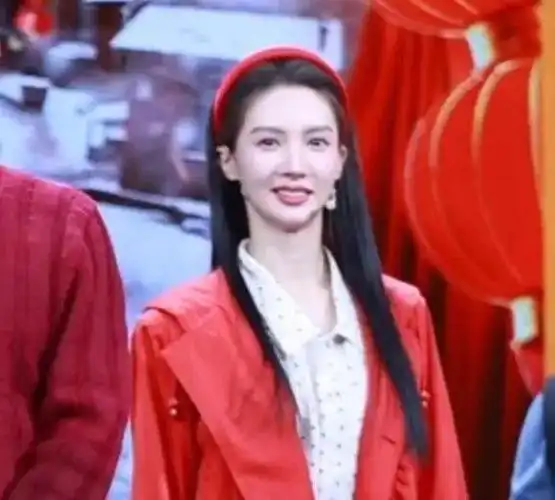 粉丝估计是看她跟李斯丹妮走得近就