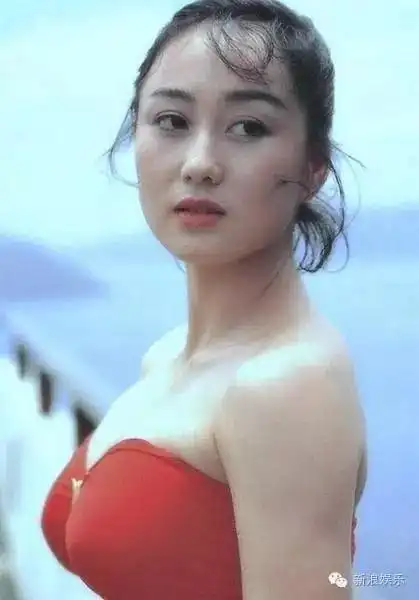 李连杰太太利智保养得真好,54岁了还是前凸后翘的好身材!