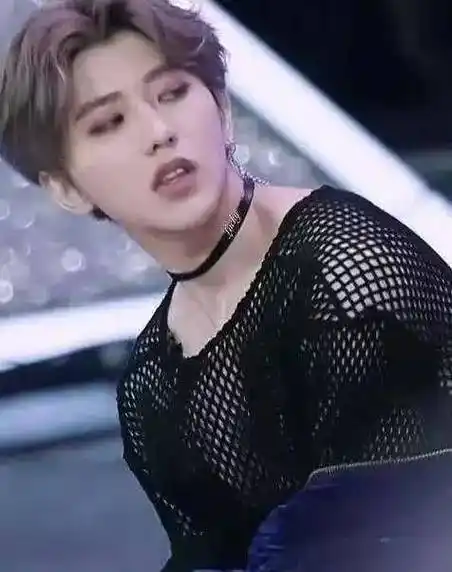 浓妆艳抹堪比人妖,补妆动作比女人还熟练_刘宇_蔡徐坤_朱正廷