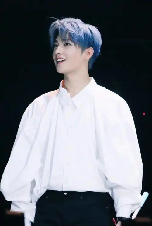 杨洋蓝发造型曝光鲜少尝试不同发色男团c位的颜值