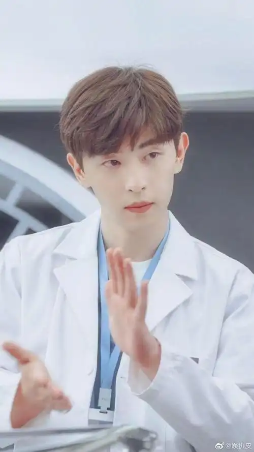 邓伦晒n年前黑白存货照#不得不说这张n年前的照片的大片氛围感还是