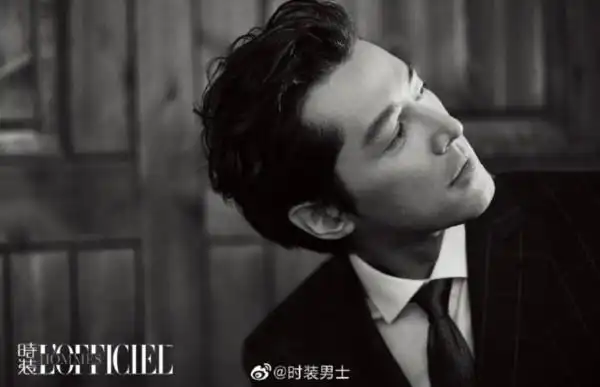 胡歌西装出镜复古风大片 梳背头尽显优雅成熟魅力