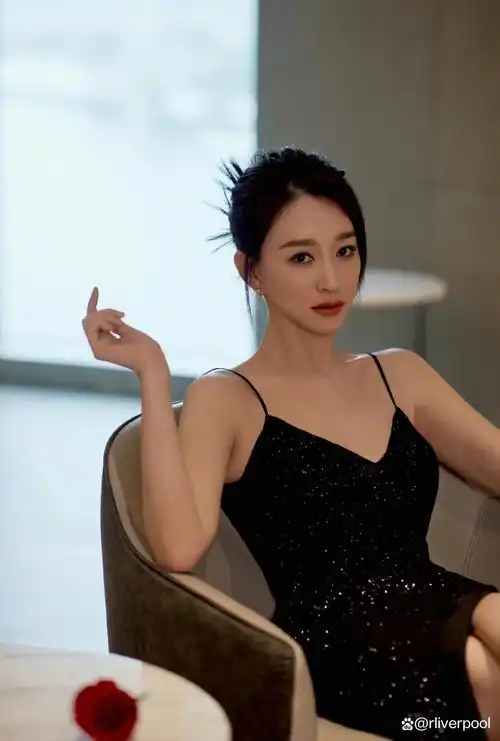 真正的风韵犹存,纯欲系女神李小冉,挡不住的风情