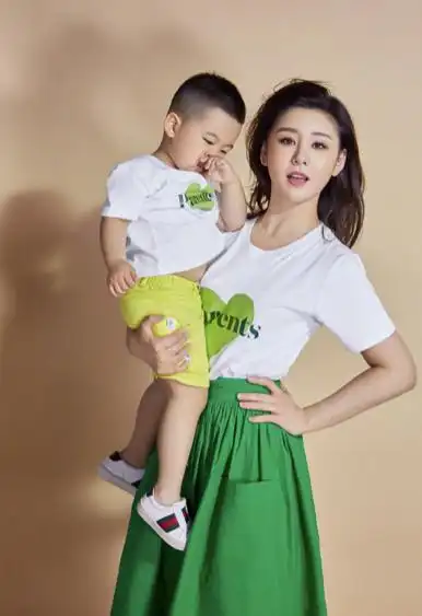 36岁李小萌晒二胎孕照,已10个月仍四肢纤细,儿子亲吻孕肚显温馨