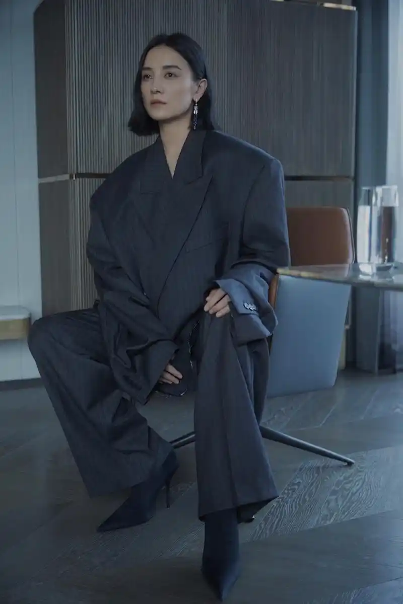 宋佳短发的利落,如同清晨的微风,清新而自然.