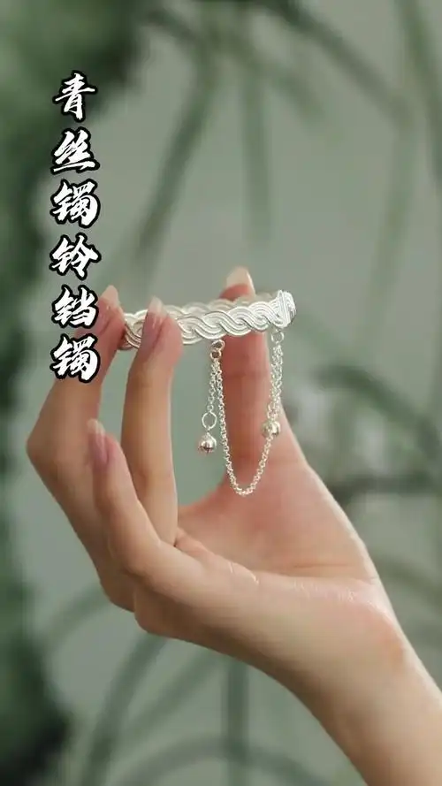 青丝即代表相思,也代表了信任,一缕青丝一缕魂,一生一世一双人.