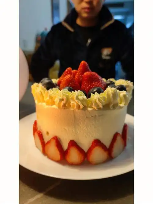 今天封控在家,亲手做的蛋糕,6寸戚风胚,又是完美,比昨天更顺手了!