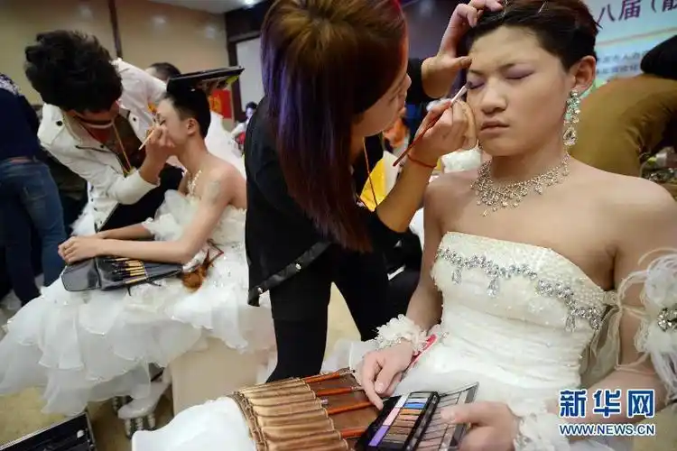 济南男子披婚纱变新娘 "男扮女妆"引爆泉城