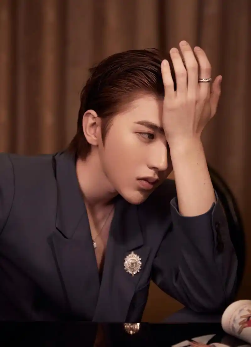 2020elle风尚大典乘风而来原创音乐人蔡徐坤红毯上展现优越头身比