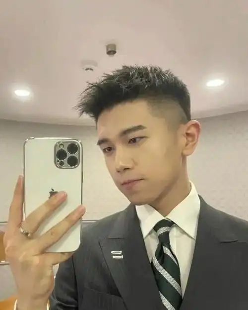 男生理发不要只会"稍微剪短",这3款发型潮流帅气,可以去尝试!