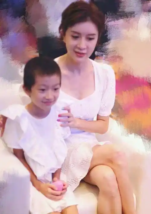 金巧巧被网友怼眼睛瞪得吓人,脸颊饱满却一点不自然,像是假脸!