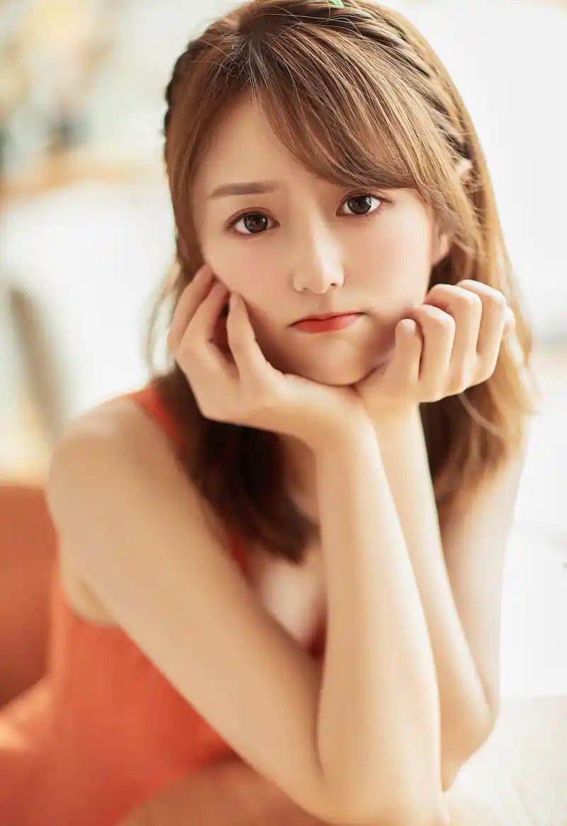 腾讯nba美女主播小七,肤白貌美,绝世容颜,球迷心中的"白月光"