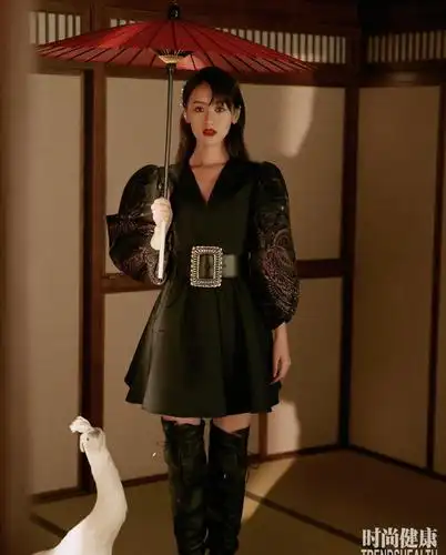 袁冰妍优雅时尚大片曝光,演绎精致黑色连体裙,这镜头表现力绝了