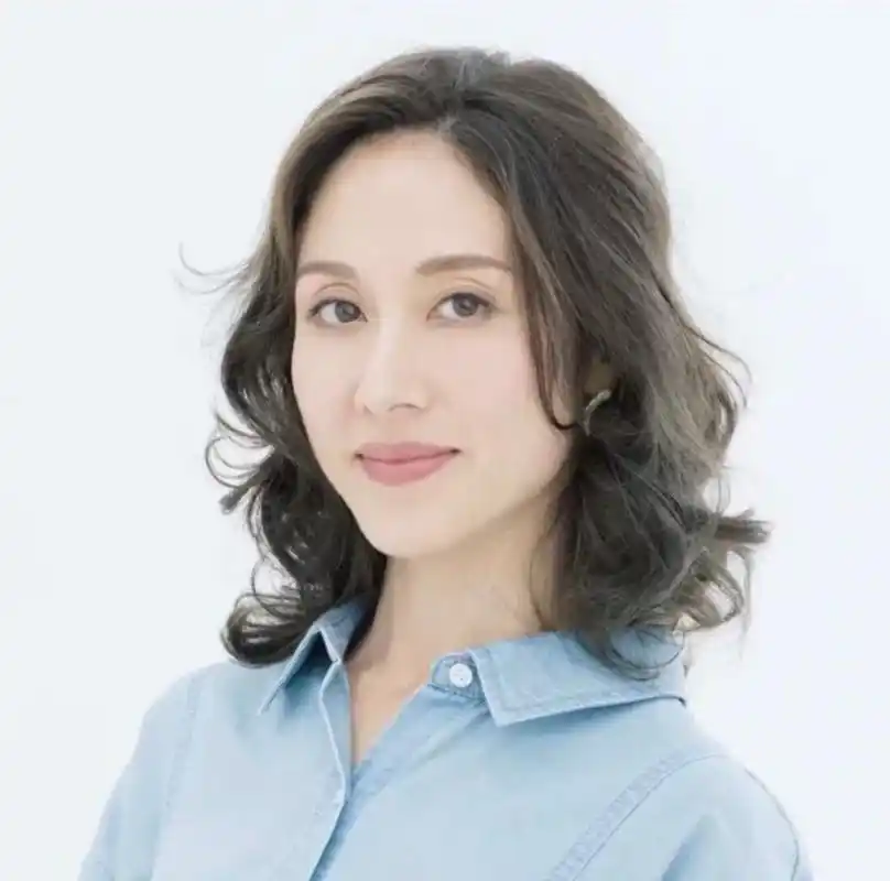 女人上了年纪该烫什么发型?50岁不烫小卷,60岁不烫大卷,准时髦