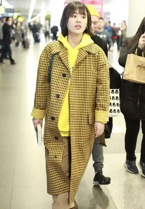 赵今麦身穿格子衬衫街拍,为你演绎经典时尚美,百看不厌倦_大衣_元素