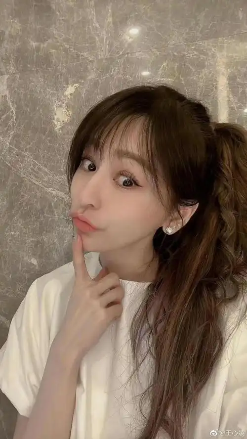 王心凌最新"嘟嘴"照片可爱到爆炸,网友们都在心疼她胳膊受伤了