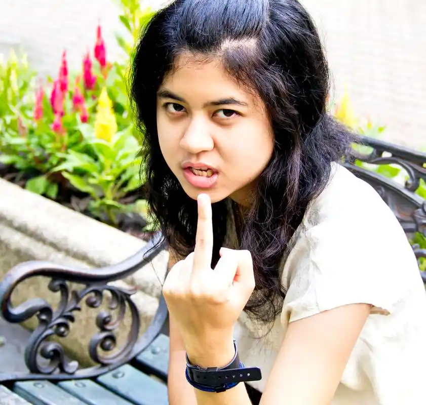 有中指的女人,女人显示中指, 吝啬鬼你,操你