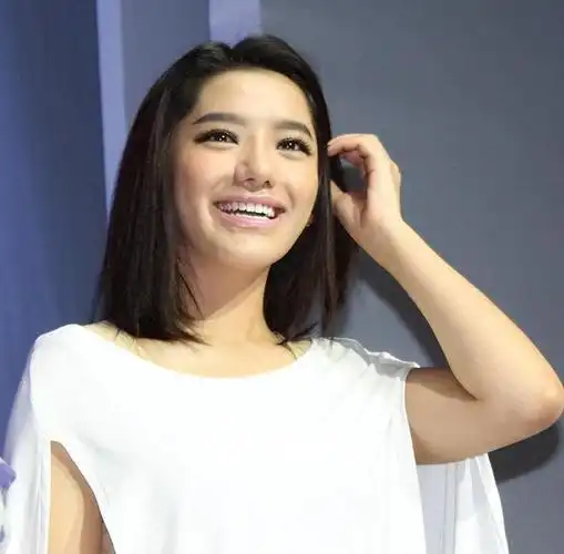 曾是超女冠军,却因整容失败像"怪物",全身只有眼珠是自己的