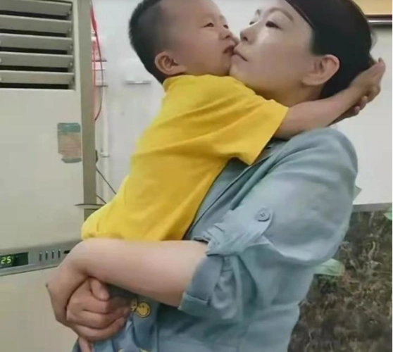 原创郭威搂着许敏脸上写满了幸福许敏抱着孙子却流露出一丝忧伤