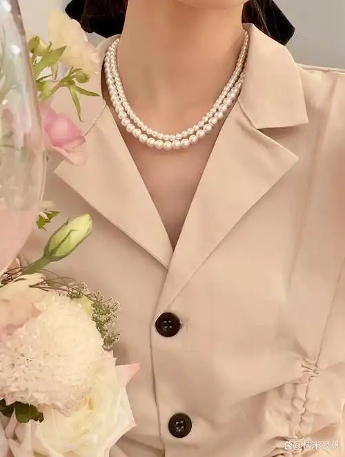 珍珠项链是一种经典而优雅的饰品,它适合不同季节的佩戴,但每个季节都