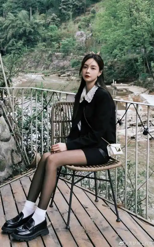 沈梦辰晒出游照穿短裙露细白长腿吸睛