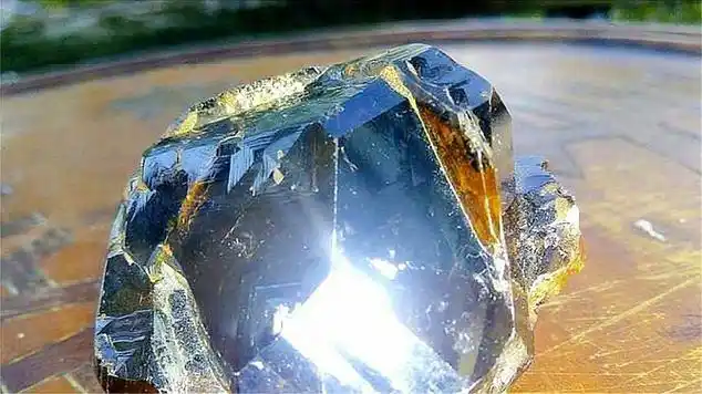 世界上最贵的石头,1克2亿人民币,就怕捡到了也不认识|岩石|化石|奇石