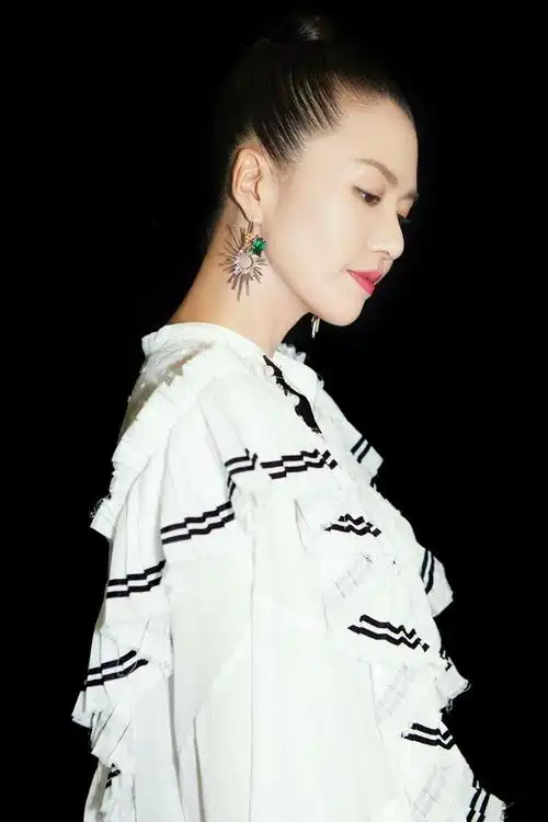 谭维维跨界歌王学海草舞专业点评坚持音乐态度