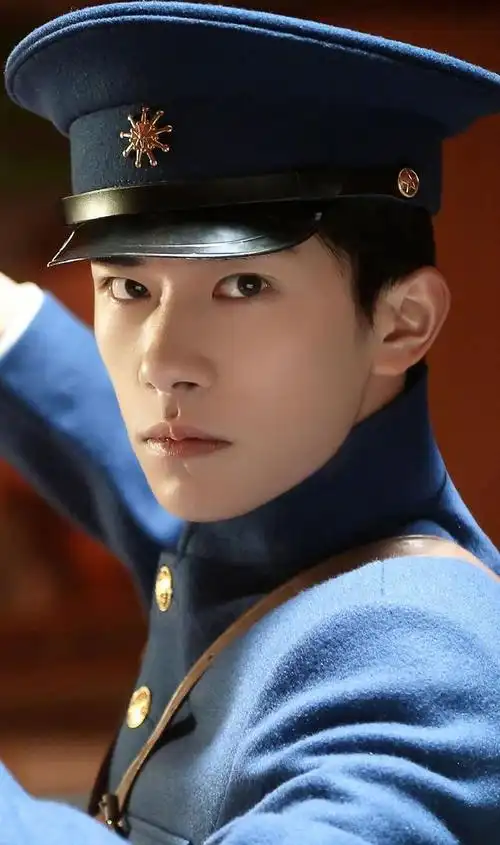 易烊千玺军装剧照曝光,金像奖影帝胜券在握?小小年纪太会做人