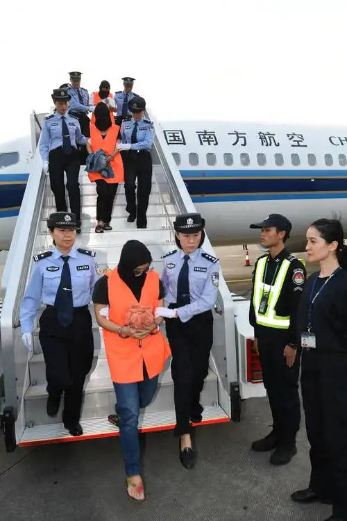 本报记者探晓押解全程