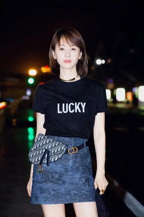 简介:王子文清爽率性夜拍图片,分享一组王子文图片给大家,图中的明星