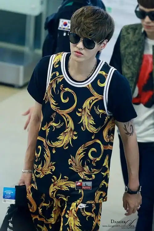 那年今日:吴亦凡化身黄金龙现身机场 独特风格抓人眼球!