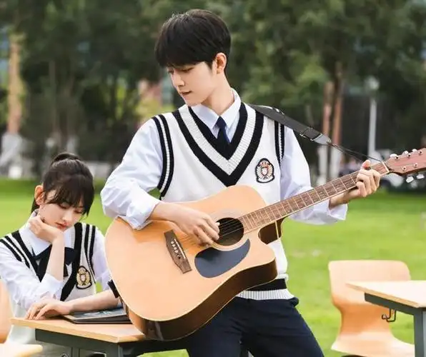 青春校园剧高冷校草谈恋爱(盘点青春校园剧中的校服男神)(6)