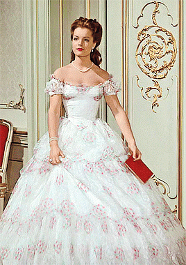 重温《茜茜公主》里的50套绝美裙子:别只看主角的蓬蓬裙了|礼服|蕾丝