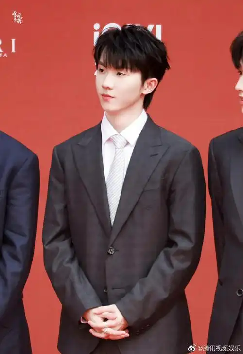 时代少年团北影节红毯生图#@时代少年团全员西装造型也太鲨啦,这彩乔