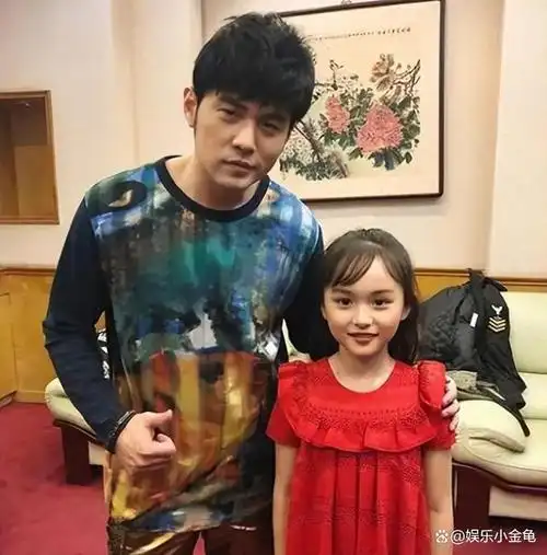 刘楚恬同年出演了电视剧《知否》,在剧中饰演女主童年时期,然而就在她