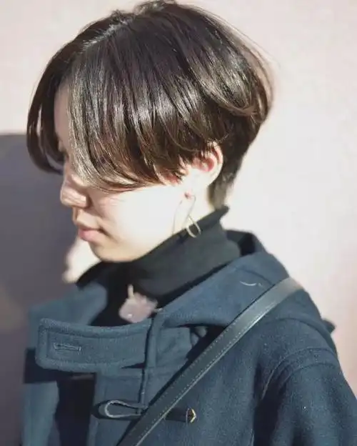 女生齐耳短发中分帅气