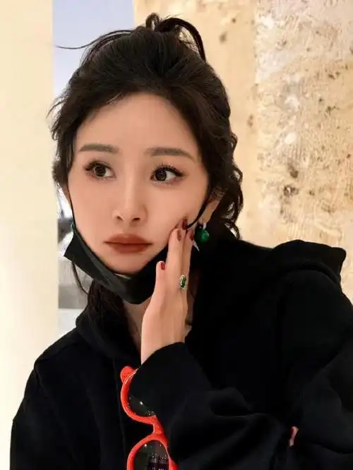 杨幂4月行程曝光,粉丝惊呼忙碌生活|杨幂_新浪新闻