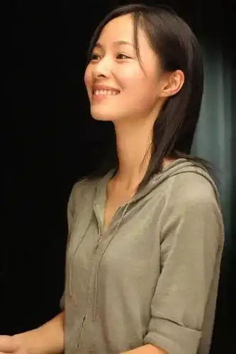 22岁,江一燕就凭借《我们无处安放的青春》里的"周蒙"走红.