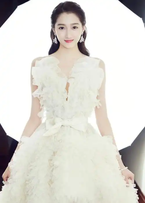 关晓彤穿白色礼服又火了 腿太直太长这是什么神仙颜值