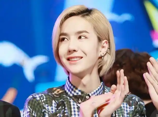 王一博刚出道那会儿,虽然颜值不算惊艳,但好歹是个充满活力的阳光少年