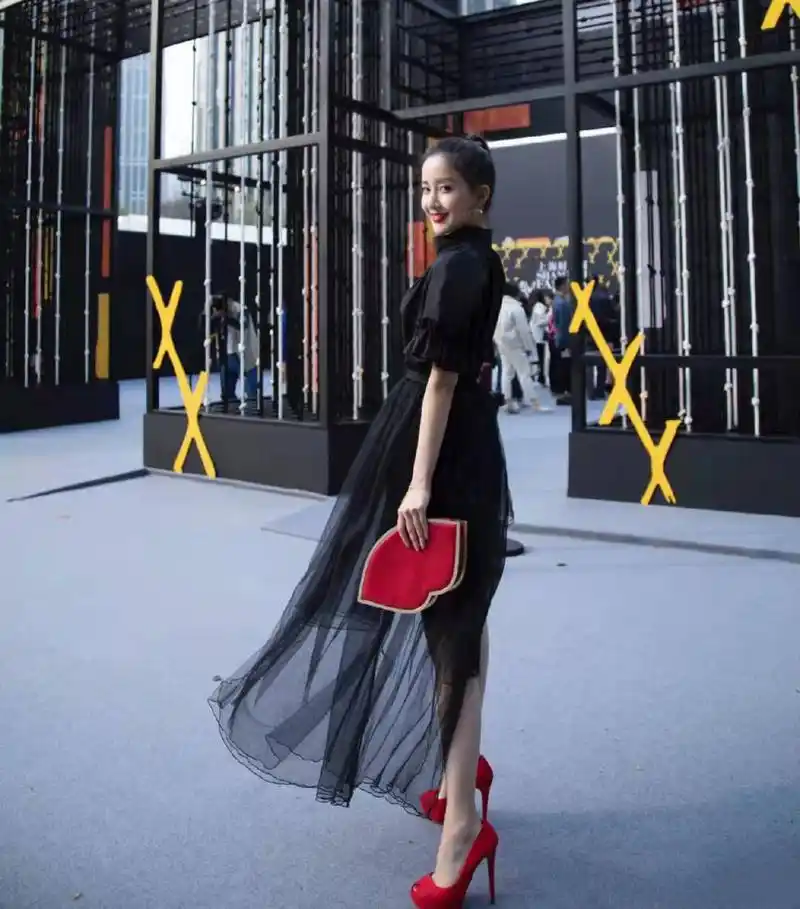 陈欣予好身材一点不虚!穿泡泡袖配黑长直造型,大长腿引人羡