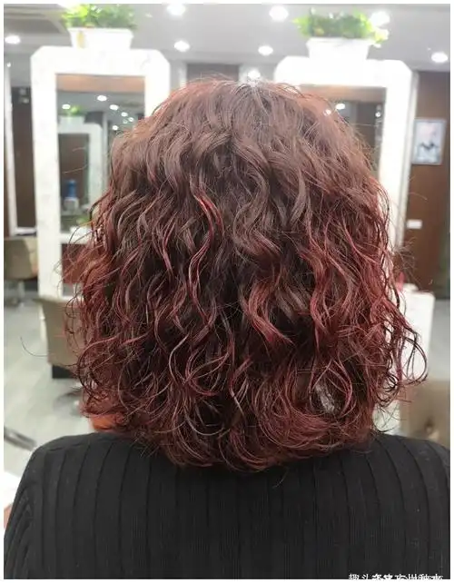 今冬流行烫满头发型20多款时尚还保暖烫完真洋气