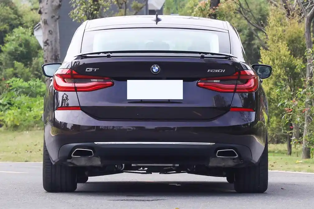 宝马6系gt车体结构极具力量感,车尾层次丰富,搭载2.0t强劲动力