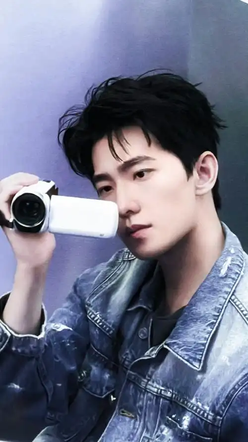 1791    杨洋身穿牛仔衣服,阳光又帅气,展现出牛仔的风采,浑身