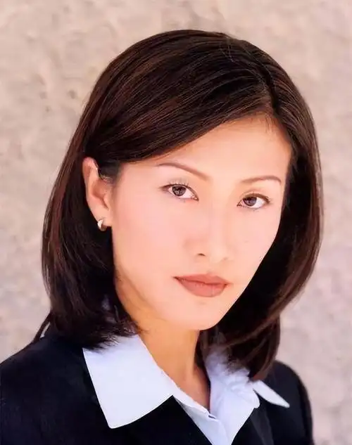 其实长脸的女明星不在少数,但是没有几个人能像她一样,把缺点弱化的看