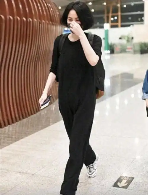 王菲素颜街拍曝光,网友惊呼54岁妆容太赞!