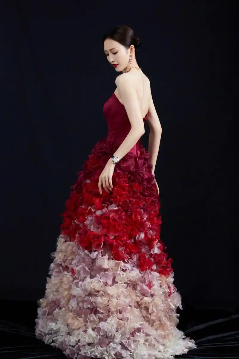 王鸥最美红裙写真!#性感美女# #明星