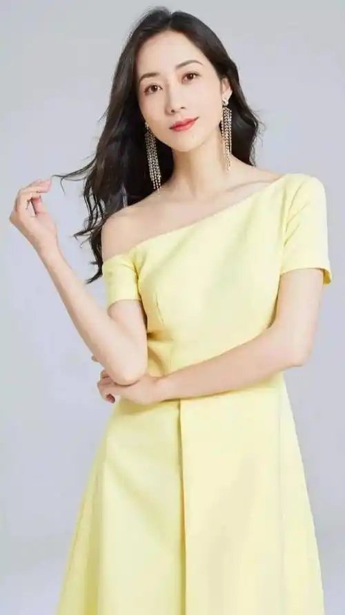 坐姿豪迈!韩雪挑战《男人装》,黑色西装搭配超短_白色_气质_外套