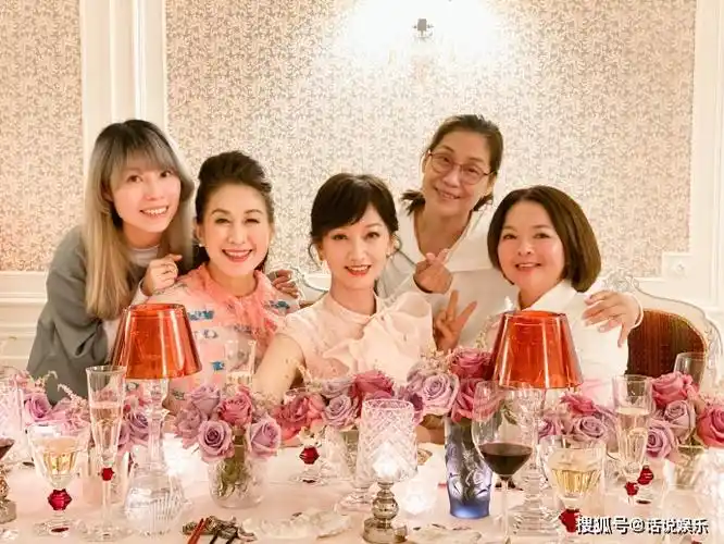 赵雅芝年过65岁依然风韵犹存,庆生照片暴露豪宅