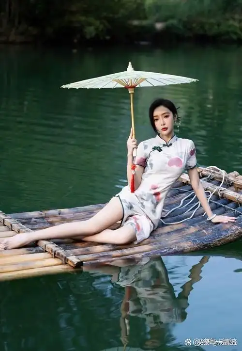 湖畔微风轻拂,旗袍佳人如画中游,步履间摇曳生姿,美景佳人两相宜.